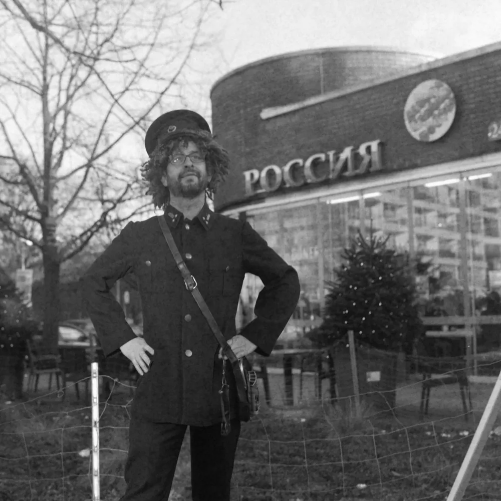 Agnes von Witzleben in front of the Rossiya site in Charlottengrad
