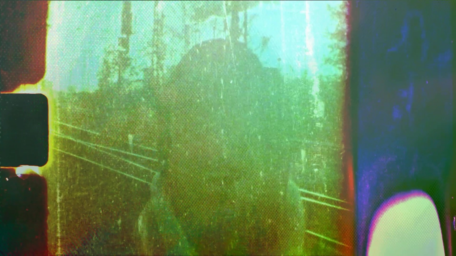 Green spectral figure and scratched architectural lines in Eine Hand Voll Dynamit.