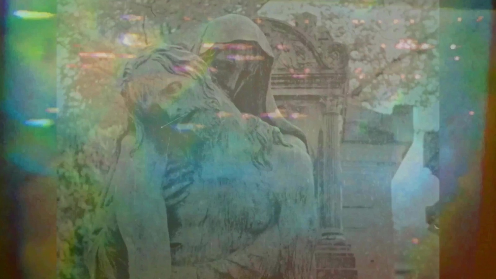 Veiled stone figures in green and turquoise film layers in Sol Alegria Del Mare Alias Yume Nikki.